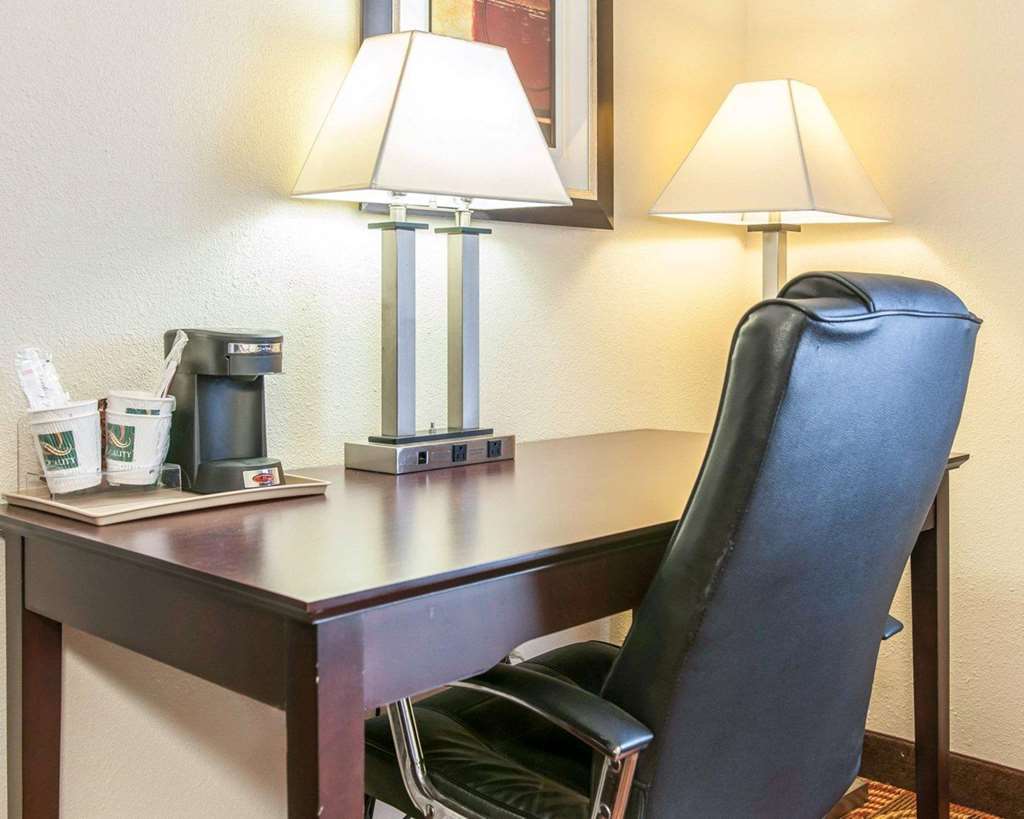 Quality Inn Bloomington Near University Стая снимка